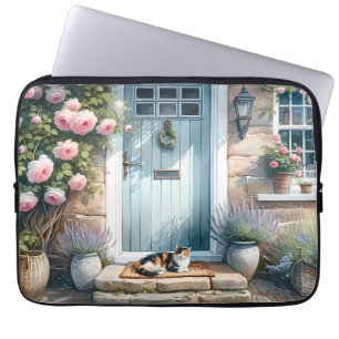 Cottagecore-Blumenveranda mit dreifarbiger Katze Laptopschutzhülle
