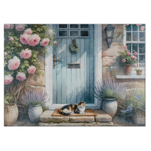 Cottagecore-Blumenveranda mit dreifarbiger Katze Schneidebrett