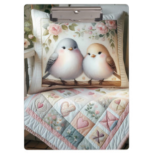 Cottagecore-Liebesvogel-Blumen-Quilt-Szene Klemmbrett