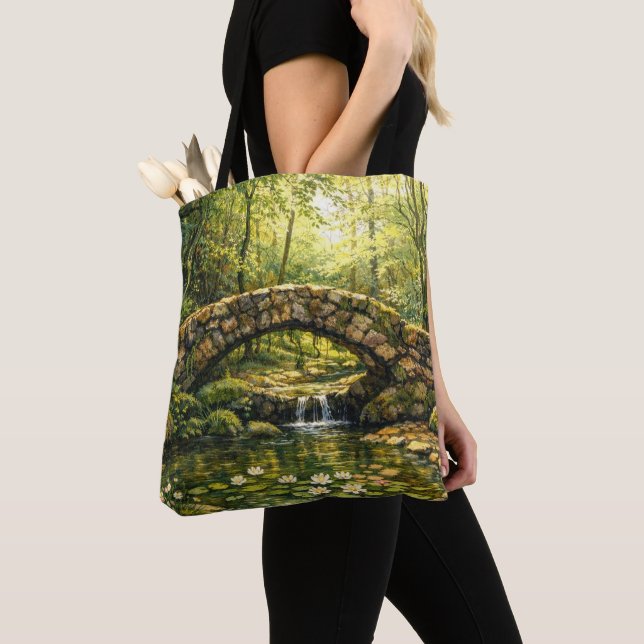 Cottagecore-Steinbrücke und Bach-Kunst (Von Nahem)