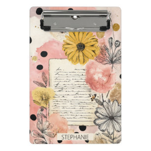 Cottagecore-Wildblumen auf einer alten Journalseit Mini Klemmbrett