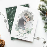 Cotton Blume Arched Frame Foto Verheiratet & Merry Feiertagskarte<br><div class="desc">Elegante Weihnachten | Die Urlaubskarte bietet Ihr Foto in einem Gewölberahmen,  einen Strauß aus Baumwolle mit Blätter und ein Wintergartenmuster auf der Rückseite. Klicken Sie auf die SCHALTFLÄCHE BLAUE DESIGN TOOL,  um eine erweiterte Anpassung dieses Designs zu erhalten.</div>