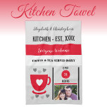 Couchküche est date Kaffee Foto rot Geschirrtuch<br><div class="desc">Umgestalten Sie Ihre Küche mit unserem personalisierten Küchentuch! Dieses Handtuch mit Namen, Jahr der Einrichtung und dem charmanten Satz "Kaffee und Tee serviert täglich" ist eine gemütliche und funktionelle Ergänzung. Ideal zum Abwischen, Darstellen oder Gießen, fügt es Ihrem Raum eine warme, personalisierte Touch hinzu. Verbinden Sie es mit einem Foto...</div>