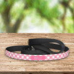 Country Baby Pink Gingham Individuelle Name Haustierleine<br><div class="desc">Adorable individuelle Name Leine mit einem stylischen Baby Pink Gingham Muster. Personalisieren Sie es, indem Sie den Platzhalter-Text ersetzen. Für weitere Optionen, wie zum Beispiel den Schriftart zu ändern und seine Größe, klicken Sie auf die Schaltfläche "Anpassen". *Bitte beachten Sie, dass das Zazzle-Wasserzeichen, das in der Zoomvorschau angezeigt wird, nicht...</div>