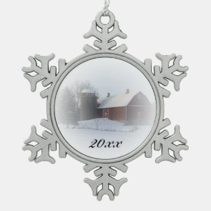 Country Christmas Red Barn Dating Schneeflocken Zinn-Ornament