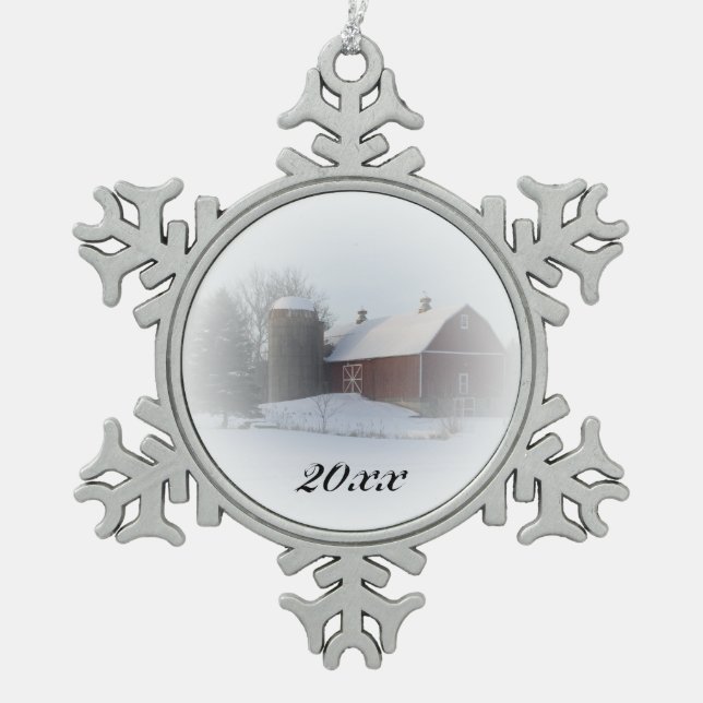 Country Christmas Red Barn Dating Schneeflocken Zinn-Ornament (Vorderseite)