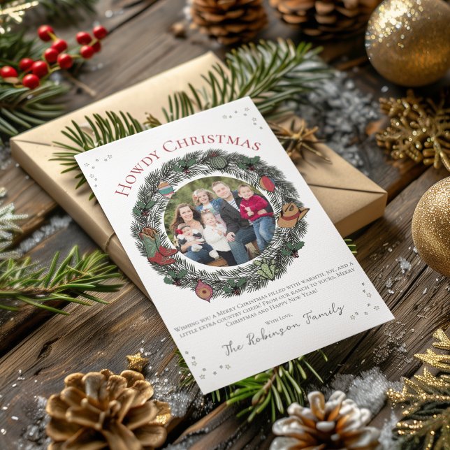 Country Christmas Wreath Family Foto Feiertagskarte (Country Christmas Card Featuring Hand-Drawn Wreath, Vintage Ornaments, Cowboy Boots, Hat and Holly.)