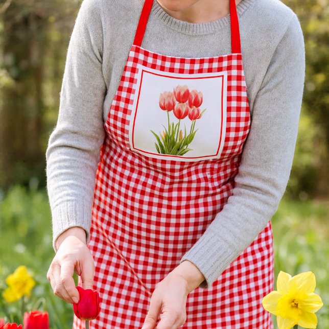 Country Style Red Gingham mit Red Tulips Schürze (This charming red gingham apron, features a delightful red tulip design)