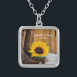 Country Sunflower Western Hochzeit Versilberte Kette<br><div class="desc">Der bezaubernde Country Sunflower Western Wedding Pendant Necklace ist ein einzigartiges personalisiertes Sake-Geschenk für die Braut oder ihre Brautmädchen. Dieser hübsche,  rustikale,  schicke Ranch-Thema Hochzeitsschmuck zeigt ein malerisches Blumenfoto mit braunen Lederkuchenstiefeln,  gelben Sonnenblumenblüten und Stallholz auf weißem Satin in einem viereckigen Anhänger.</div>