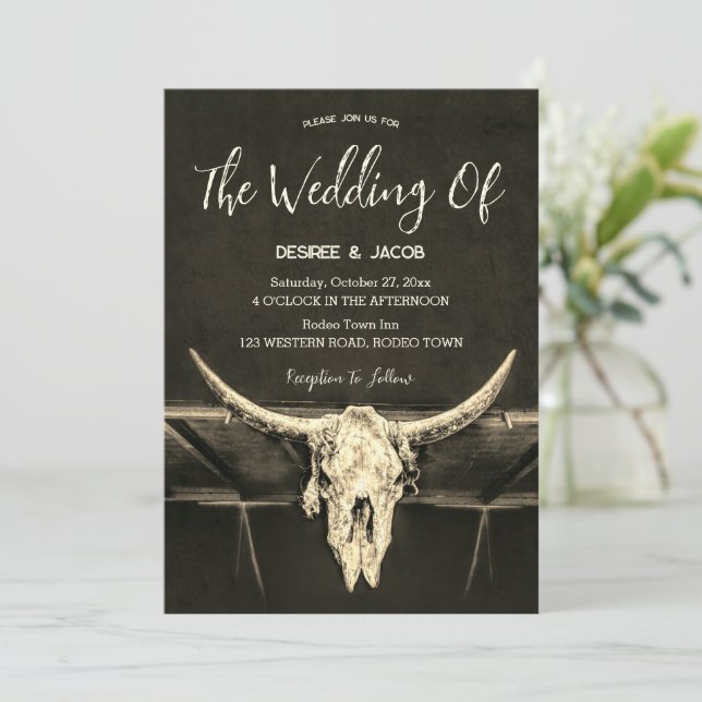Country Western Rustic Sepia Bull Skull Hochzeit Einladung (Stehend Vorderseite)