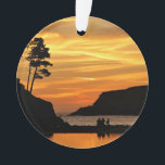 Couple & Hund Vivid Beach Sunset Silhouetten Ornament<br><div class="desc">Das silberfarbene Paar und sein Nachkommen bewundern einen atemberaubenden orangen und gelben Sonnenuntergang am Strand in Kalifornien, umgeben von Bäumen und Bluffs an der Küste.</div>