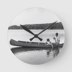 Couple in a Canoe Runde Wanduhr