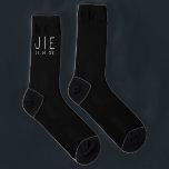 Couple Initials Wedding Minimal Black Modern Chic Socken<br><div class="desc">Mit seiner zeitlosen schwarzen Farbe und dem schicken Design sind unsere Chic Socken eine raffinierte Wahl für jede Hochzeitsfeier. Sie dienen auch als bedeutungsvoller Sake,  den das Paar lange nach dem großen Tag pflegen kann.</div>