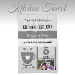 Couple Küchenest Date Kaffee Foto grau Geschirrtuch<br><div class="desc">Umgestalten Sie Ihre Küche mit unserem personalisierten Küchentuch! Dieses Handtuch mit Namen, Jahr der Einrichtung und dem charmanten Satz "Kaffee und Tee serviert täglich" ist eine gemütliche und funktionelle Ergänzung. Ideal zum Abwischen, Darstellen oder Gießen, fügt es Ihrem Raum eine warme, personalisierte Touch hinzu. Verbinden Sie es mit einem Foto...</div>