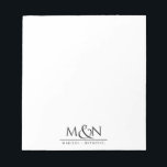 Couple Newlyly Ampersand Monogram Notizblock<br><div class="desc">Diese einfache,  elegante,  frisch verheiratete Paar's monogram Note Pad verfügt über Initialen,  die von einem hübschen Skript Ampere und mit Ihren Namen unten. Einfache minimale Eleganz.</div>