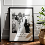 Couple Portrait Wedding Anniversary Foto Custom Poster<br><div class="desc">Feiern Sie die zeitlose Liebe, die ein Paar mit unserem Couple Portrait Wedding Anniversary Foto Custom Poster teilt. Dieses elegante Kunstwerk ist das ideale personalisierte Geschenk zum Gedenken an einen Hochzeitstag oder zum Feiern der Liebe von Neuvermählten. Mit einem Portrait aus einem Foto, das mit einer eleganten schwarz-weißen Schrift geschmückt...</div>