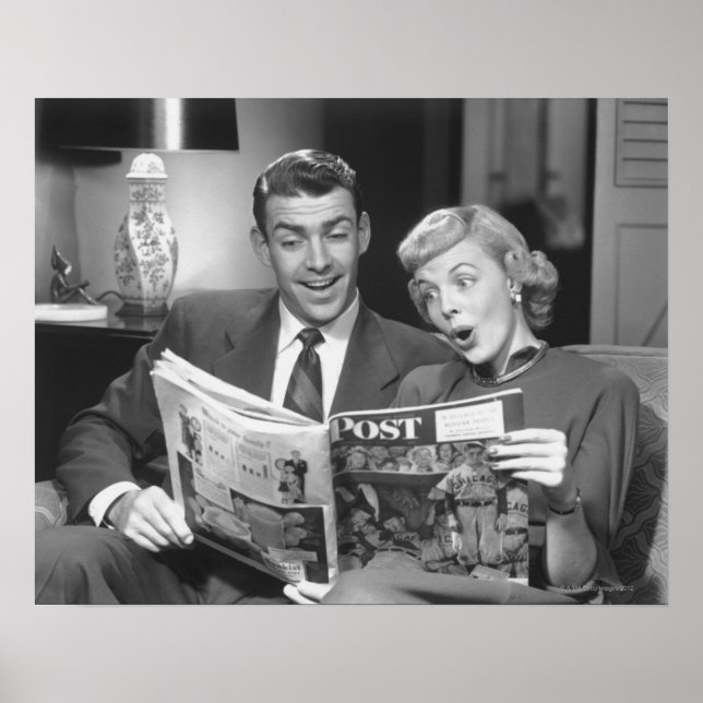 Couple Reading Magazine Poster (Vorne)