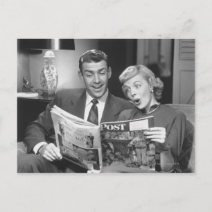 Couple Reading Magazine Postkarte