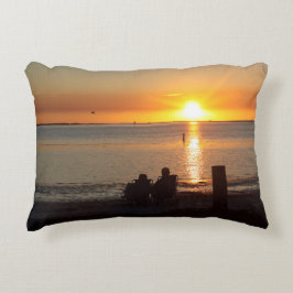 Couple Sit am Strand bei Sunset Throw Kissen