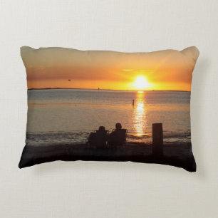 Couple Sit am Strand bei Sunset Throw Kissen