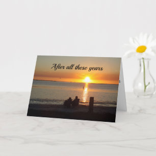 Couple Sit On Beach bei Sunset Anniversary Card Karte