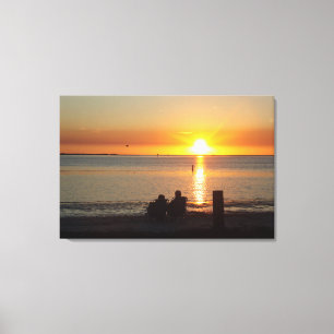 Couple Sit On Beach bei Sunset Canvas Print Leinwanddruck