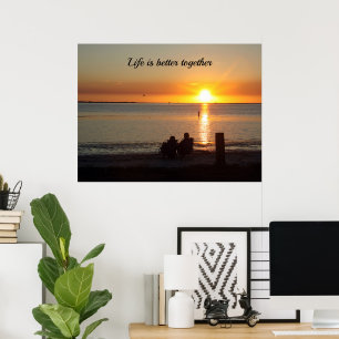 Couple Sit on Beach bei Sunset Poster