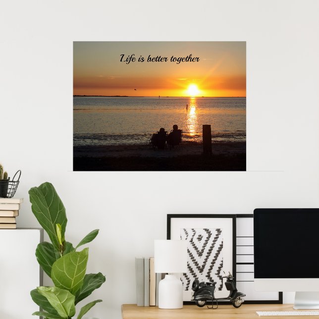 Couple Sit on Beach bei Sunset Poster (Heimbüro)
