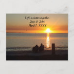 Couple Sit On Beach - Sunset Anniversary Postkarte<br><div class="desc">Einige sitzen am Strand bei Sonnenuntergang, Jubiläumspostkarte. FOTOGRAFIE. Eine schöne Art, gemeinsam ein Leben zu feiern. "Das Leben ist zusammen besser." Set als Jubiläum-Erinnerung-Postkarte, aber Design könnte leicht für Ruhestand oder Urlaub zu arbeiten. Vollständig anpassbar. Bearbeiten Sie die Namen und den Wortlaut nach Ihren Wünschen, oder entfernen Sie ihn ganz....</div>