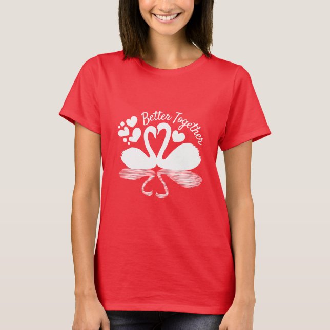 Couple Swan Silhouette Reflektion im Wasser T-Shirt (Vorderseite)