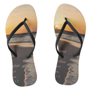 Couple Walking Beach bei Sunrise John 15 12 Flip Flops