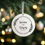 Couple Wreath-Namen | Foto des Hochzeitdatums Ornament<br><div class="desc">Einfaches und elegantes Blatt- und Weinkreidedesign mit Pärchennamen und Hochzeitstermin vorne mit Foto auf der Rückseite.</div>