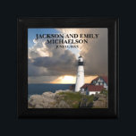 Couple's Names Wedding Date Lighthouse Sunset Erinnerungskiste<br><div class="desc">Dieses wunderschöne Portland Head Leuchtturm,  Maine Geschenkboxen,  personalisiert für das frisch verheiratete Ehepaar,  hat seinen Namen und das Hochzeitstag vorn.</div>