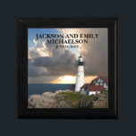 Couple's Names Wedding Date Lighthouse Sunset Erinnerungskiste<br><div class="desc">Dieses wunderschöne Portland Head Leuchtturm,  Maine Geschenkboxen,  personalisiert für das frisch verheiratete Ehepaar,  hat seinen Namen und das Hochzeitstag vorn.</div>