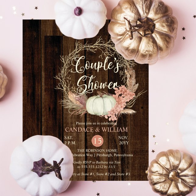 Couple's Shower - Rustic Pumpkin Pampas Wreath Einladung (Rustic White Pumpkin | Blush Pink Pampas Twig Wreath on Dark Faux Wood Couple's Shower Invitation)