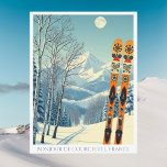 Courchevel Frankreich Skiurlaub Retro Postcard Postkarte<br><div class="desc">Bonjour aus den schneebedeckten Bergen von Courchevel,  Frankreich,  in Europa! Wir hoffen,  dass Sie einen wunderschönen Skiurlaub haben. Diese Postkarte zeigt eine wunderschöne,  blau-graue Berglandschaft mit Retro-Skischulen in orangefarbenem Stammesmuster. Alle Textsätze können an Ihren Anzug angepasst werden!</div>