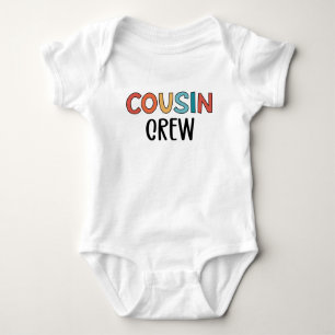 Cousin-Crew passt zum Cousin-Quadrat der Retro-Fam Baby Strampler