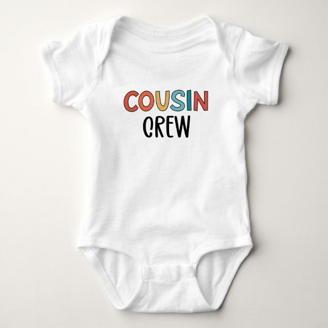 Cousin-Crew passt zum Cousin-Quadrat der Retro-Fam Baby Strampler (Vorderseite)