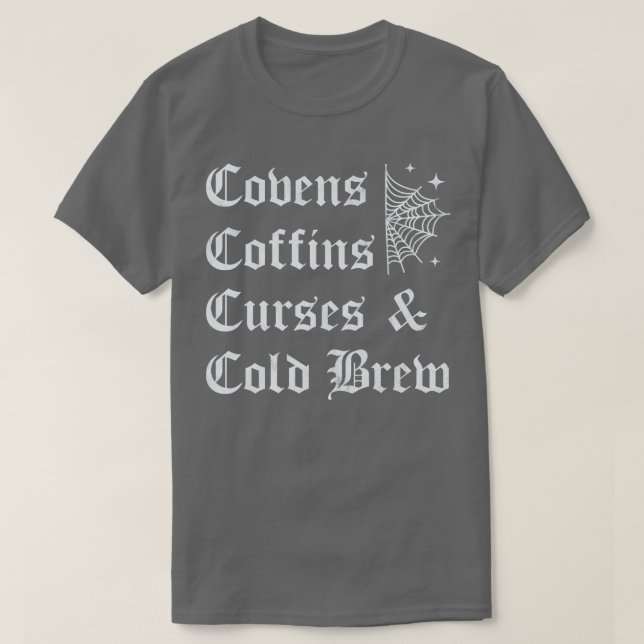 Covens Coffins Curses and Cold Brew Goth Halloween T-Shirt (Design vorne)