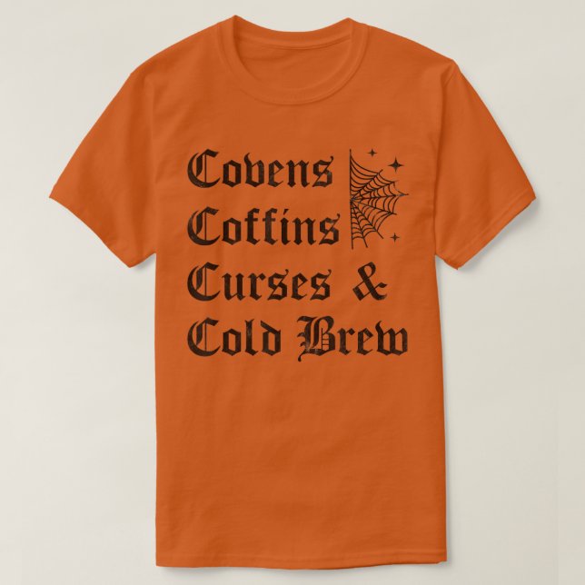 Covens Coffins Curses and Cold Brew Goth Halloween T-Shirt (Design vorne)