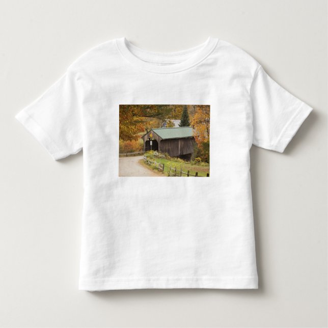 Covered bridge, Vermont, USA Kleinkind T-shirt (Vorderseite)