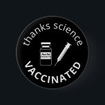 Covid-19 dank Science Black Button<br><div class="desc">Zeigen Sie Wissenschaft und Dankbarkeit Ihre Anerkennung für die Impfung gegen Covid-19 mit diesem unterhaltsamen schwarzen Knopf mit einer Nadel-Spritze und einer Impfflasche mit dem Etikett "Peace Out Covid-19". Sie können die "dank Wissenschaft" und "geimpften" Nachrichten sowie den Text auf der Flasche anpassen.</div>