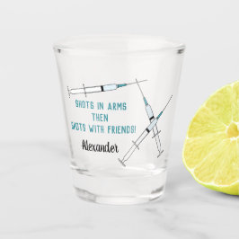 COVID Shots in Arms dann Shots mit Freunden Schnapsglas