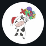 Cow Cheerful Christmas Winter Runder Aufkleber<br><div class="desc">Die Kuh zu Weihnachten mit Weihnachtsballons. Hübsche Tiere mit Geschenken und Schnee zu den Ferien. Auch lustig für Weihnachten im Juli. Kühe sind süße Tiere und perfekt zu Weihnachten.</div>