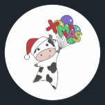 Cow Cheerful Christmas Winter Runder Aufkleber<br><div class="desc">Die Kuh zu Weihnachten mit Weihnachtsballons. Hübsche Tiere mit Geschenken und Schnee zu den Ferien. Auch lustig für Weihnachten im Juli. Kühe sind süße Tiere und perfekt zu Weihnachten.</div>