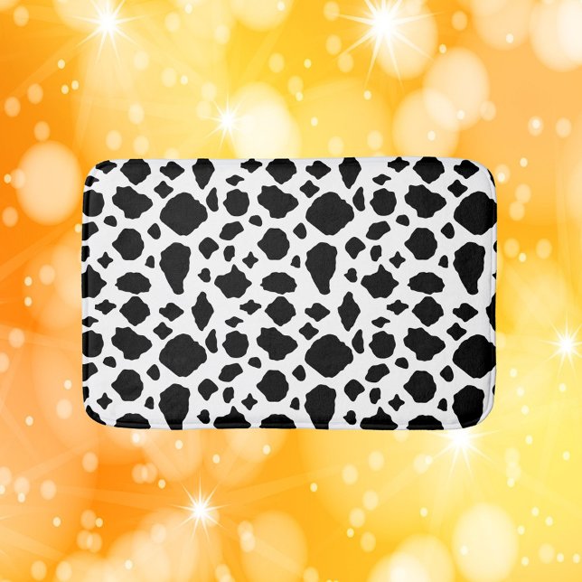 Cow Pattern Print Black White Country Badematte (A bath mat with a black and white cow pattern.)