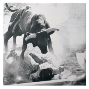 Cowboy auf dem Boden, nachdem weg fallen Stier Fliese