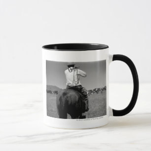 Cowboy auf einem Pferd mit zwei Brandzeichen. Tasse