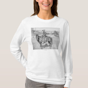 Cowboy auf seinem Pferd PhotographSouth Dakota T-Shirt