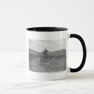 Cowboy beim Lasso eines Kalbes für die Frühjahrsbr Tasse
